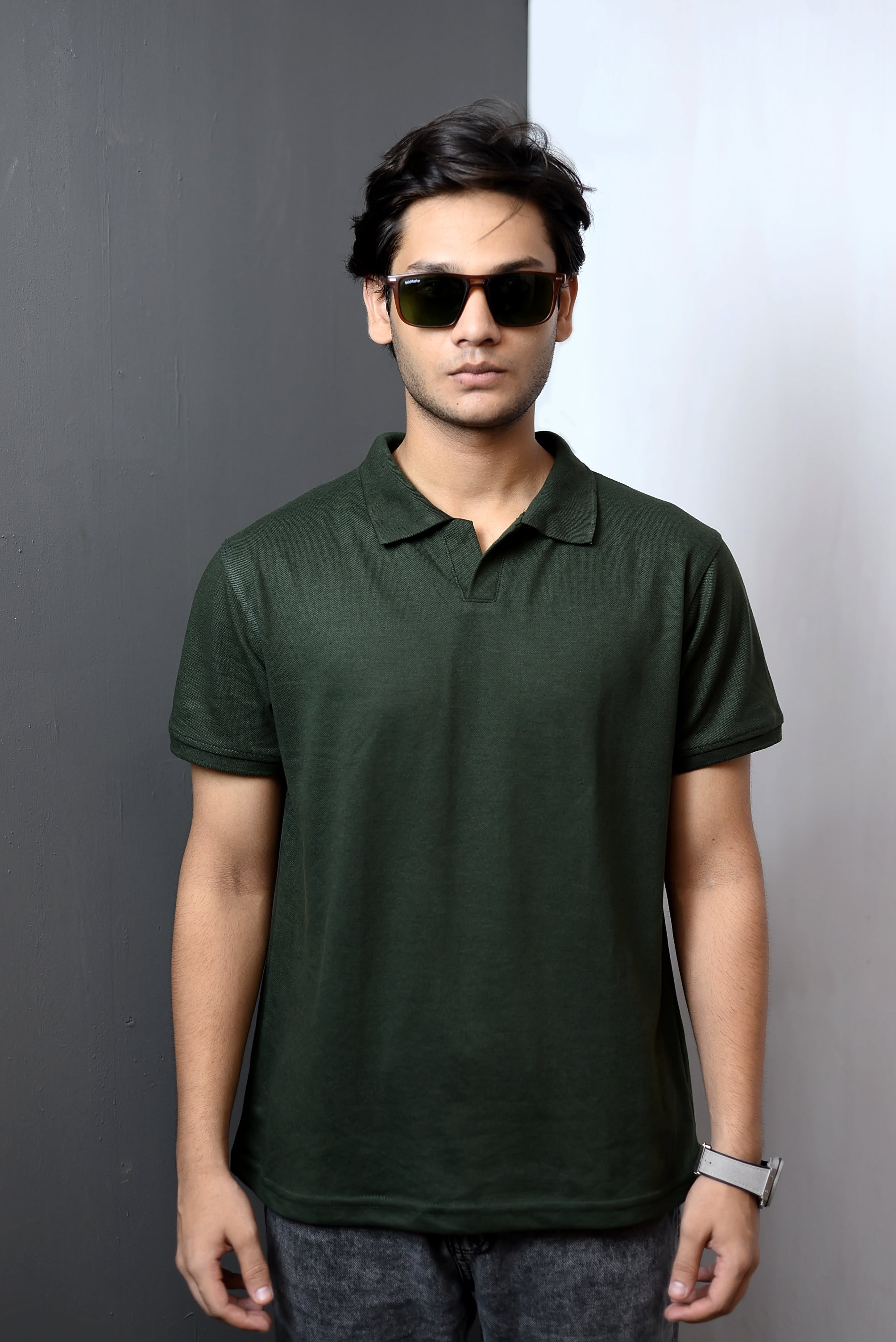 CUT NECK SIMPLE T-SHIRT